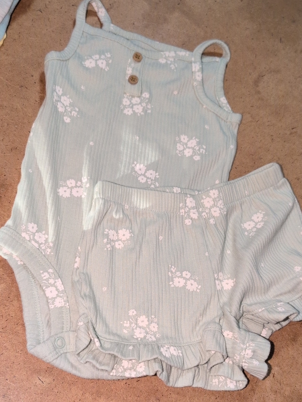 🥀3/$25🥀 Like New Baby Girl Carters Floral Ribbed Tank Onesie/Shorts Size 9M